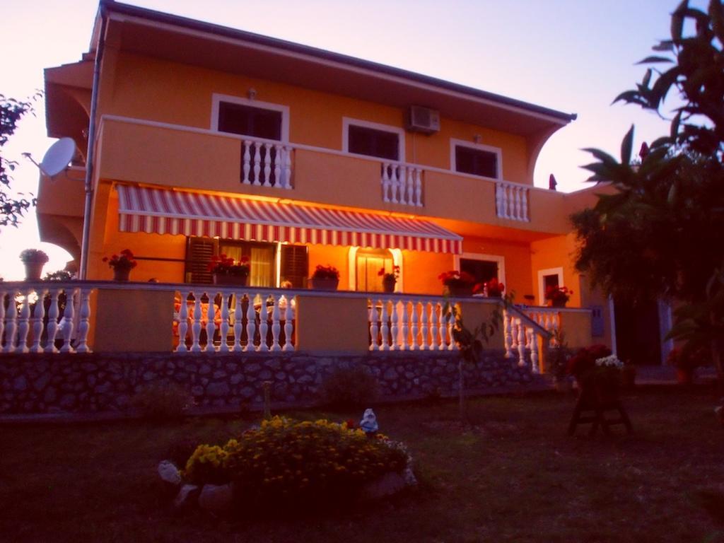 A&L Apartment Sukosan Luaran gambar